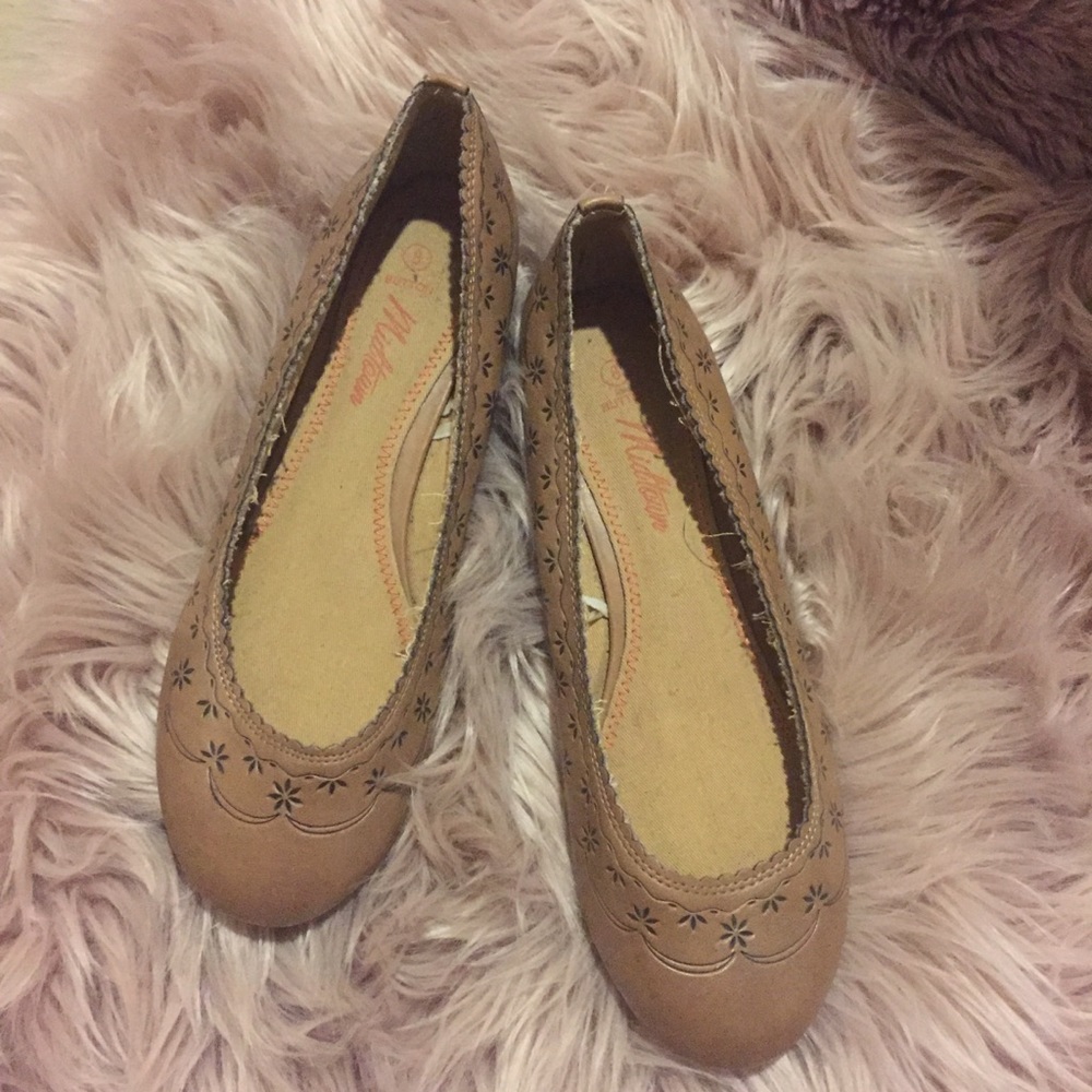 Cute ballet flat with flower detail 🌸